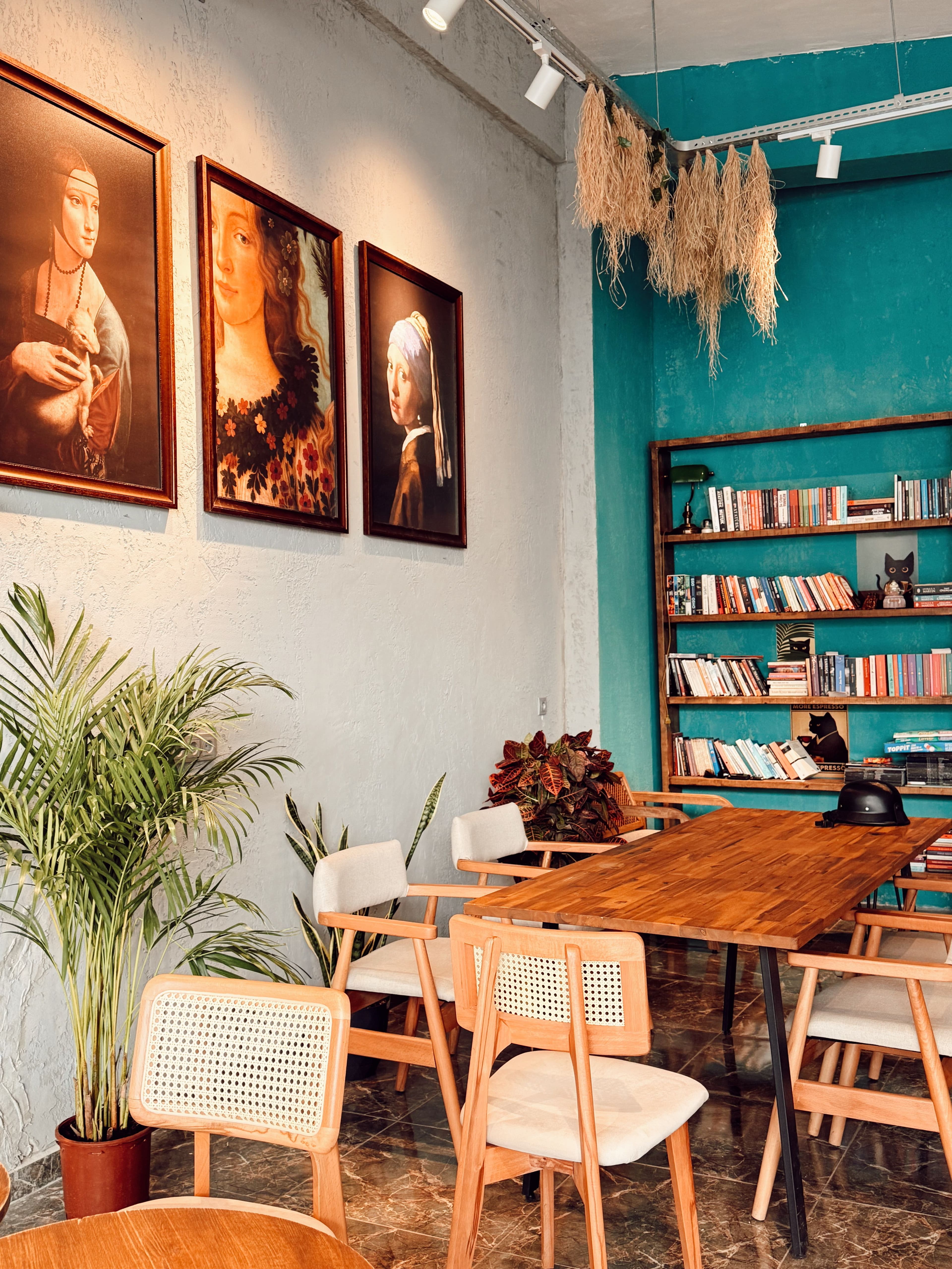 Espacio cálido de conversación, con arte y estanterías de libros