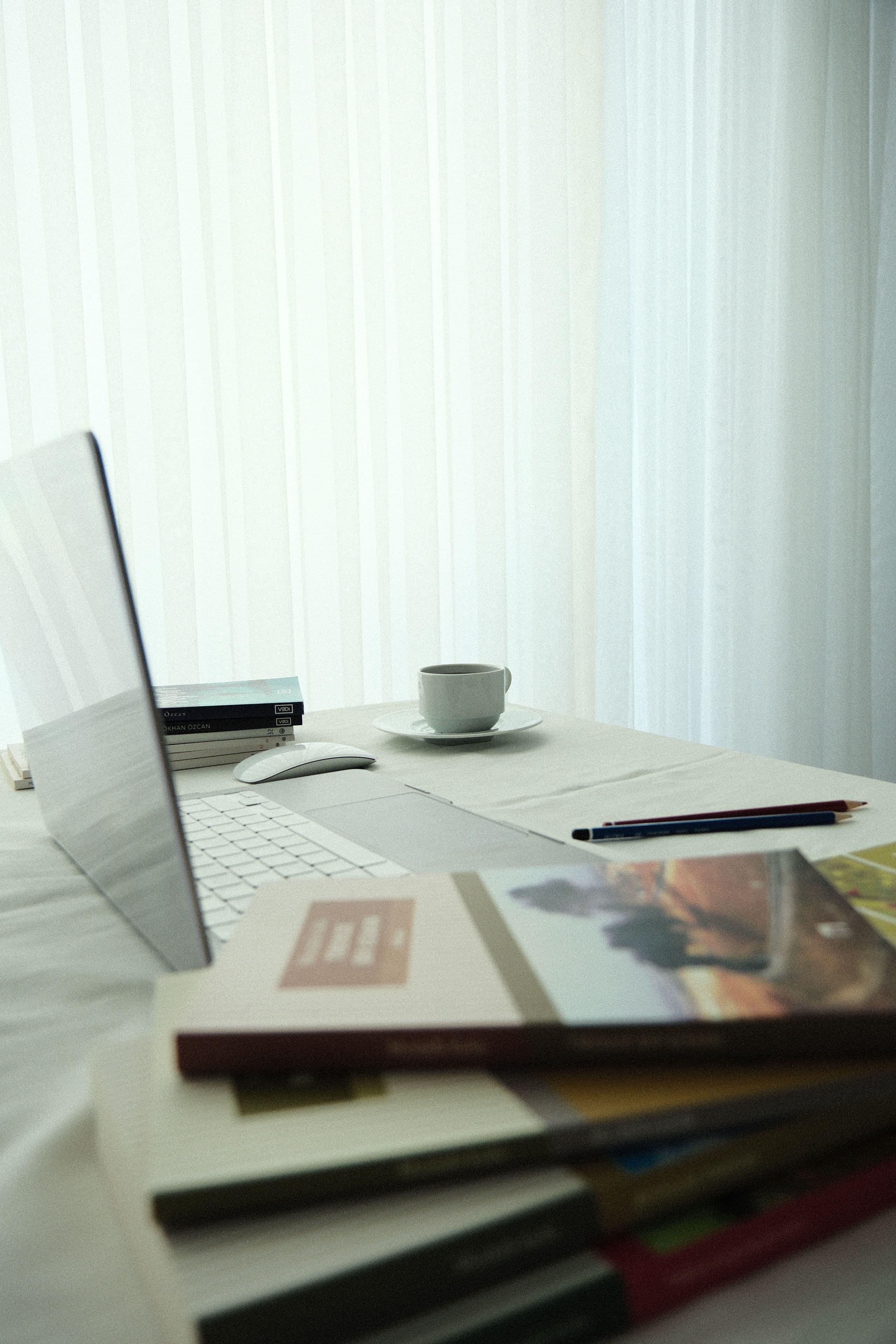 Escritorio de trabajo con laptop y café